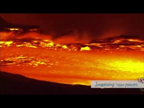 Felle oranje lavastroom gloeit in het donker op Big Island, Hawaii, met rook boven het gloeiende oppervlak