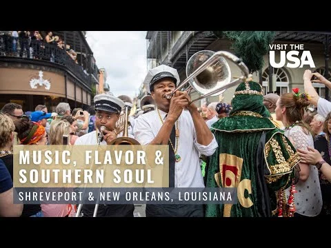 Muzikanten met trombone en trompet lopen tijdens een vrolijke straatparade door New Orleans, omringd door toeschouwers