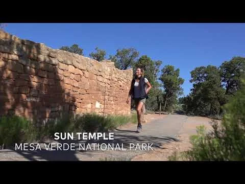 Videothumbnail met een vrouw die langs een oude stenen muur joggt, met de tekst Sun Temple Mesa Verde National Park