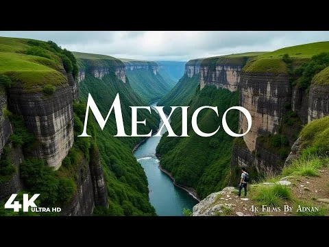 Videothumbnail van een diepe groene kloof met een rivier en een wandelaar die uitkijkt over het landschap in Mexico