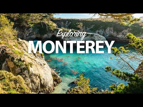 Videobeeld van een kleine baai met helder turquoise water omringd door rotsen en dennenbomen met een tekstoverlay over Monterey