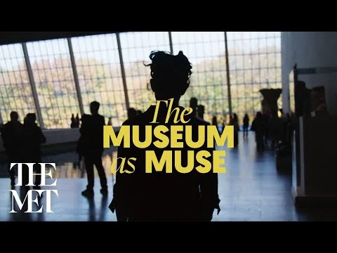 Silhouet van een bezoeker voor een grote lichtgevende wand in een moderne zaal van het Metropolitan Museum of Art in New York