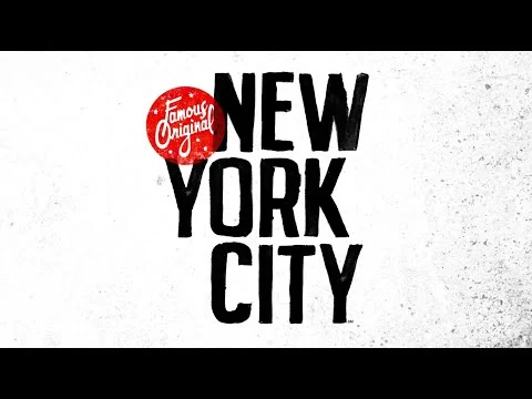 Videotitelbeeld met de tekst New York City in zwarte letters en een rood embleem op een lichte, gevlekte achtergrond