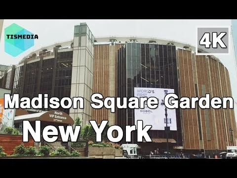 Buitengevel van Madison Square Garden in New York met de ingang en reclameschermen overdag