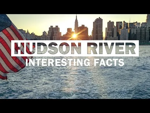 Silhouet van de skyline van New York bij zonsondergang gezien vanaf een boot met een Amerikaanse vlag in beeld