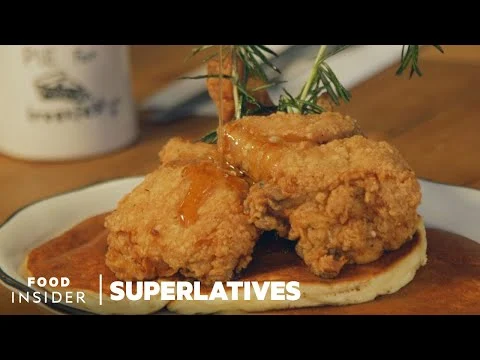 Videominiatuur met gefrituurde kip en een pannenkoek overgoten met siroop en de tekst Food Insider Superlatives