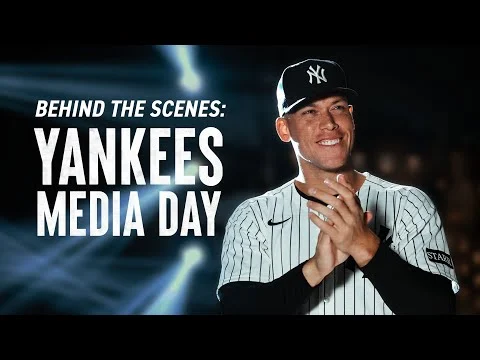 Videominiatuur van een lachende honkbalspeler van de New York Yankees in pet en tenue met de tekst Yankees Media Day