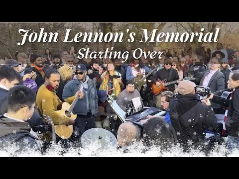 Videothumbnail met de tekst John Lennons Memorial Starting Over en muzikanten die optreden voor een menigte in de sneeuw