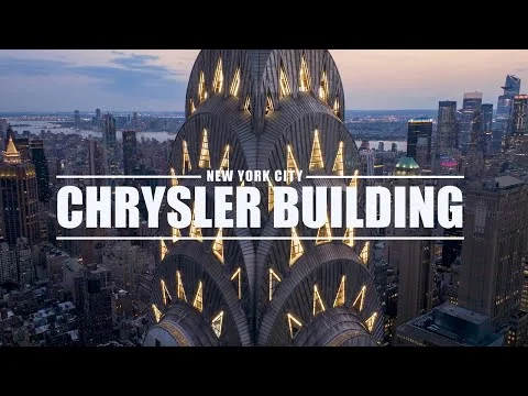 Videothumbnail met de tekst Chrysler Building over een close up van de art deco top van het gebouw bij schemering