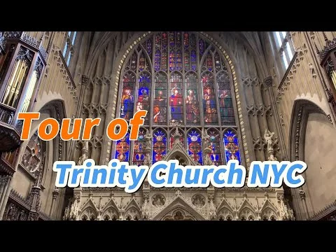Videothumbnail met de tekst Tour of Trinity Church NYC en een close-up van het altaar met glas in lood ramen