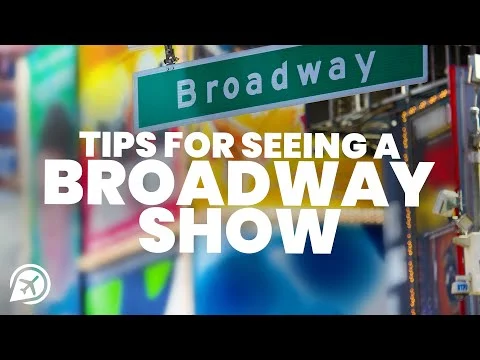 Videothumbnail met een Broadway straatbord en felgekleurde lichtreclames met de tekst tips voor het zien van een Broadway show