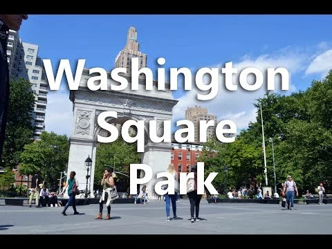 Videobeeld van Washington Square Park in New York overdag met de boog, wandelaars en groene bomen