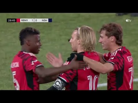 Videothumbnail met spelers van New York Red Bulls in rood tenue die juichend een doelpunt vieren op het veld