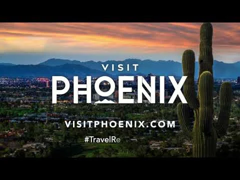 Videominiatuur met de tekst Visit Phoenix over een skyline bij zonsondergang met een saguarocactus op de voorgrond