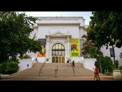 Videothumbnail van de klassieke gevel van het Natural History Museum met brede trap in Balboa Park in San Diego