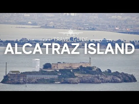 Luchtfoto van Alcatraz Island met de oude gevangenisgebouwen omringd door water in de baai van San Francisco