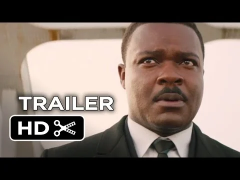 Filmstill uit de trailer van Selma met een acteur in pak die naar de mars voor burgerrechten kijkt