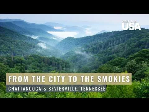Uitzicht over de groene, met mist bedekte heuvels van de Smoky Mountains bij Chattanooga en Sevierville in Tennessee