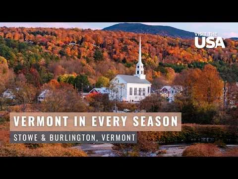 Uitzicht op het dorp Stowe in Vermont met een witte kerktoren tussen glooiende heuvels vol herfstkleuren