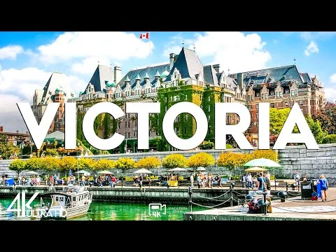 Drukke haven in Victoria, Canada met wandelaars langs de kade en het imposante Empress Hotel op de achtergrond