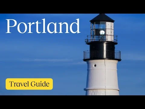 Videostill met de tekst Portland Travel Guide en een close-up van een witte vuurtoren tegen een blauwe lucht