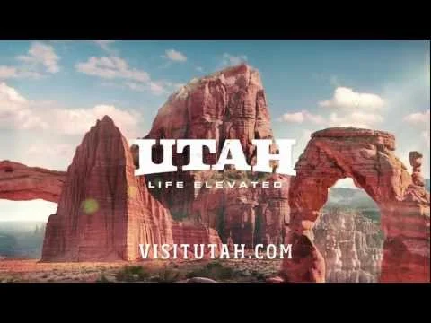 Videothumbnail met verschillende rode zandstenen rotsformaties en bogen en de tekst Utah Life Elevated visitutah.com