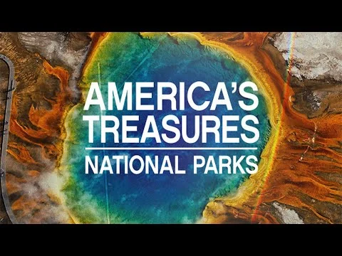 Luchtfoto van de kleurrijke Grand Prismatic bron in Yellowstone National Park met oranje en blauwe tinten
