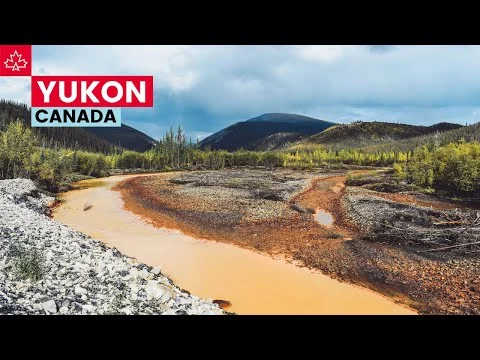 Videothumbnail met een oranjebruine rivier tussen begroeide heuvels en de tekst Yukon Canada