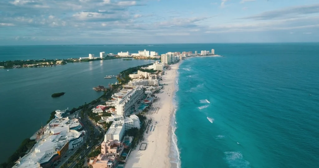 Luchtfoto van de smalle landtong met hotels van Cancún, met de lagune aan de ene en de turquoise zee aan de andere kant