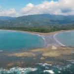 Luchtfoto van de walvisstaartvormige zandbank van Marino Ballena National Park tussen twee baaien aan de Costa Ricaanse kust