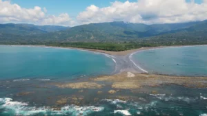 Luchtfoto van de walvisstaartvormige zandbank van Marino Ballena National Park tussen twee baaien aan de Costa Ricaanse kust