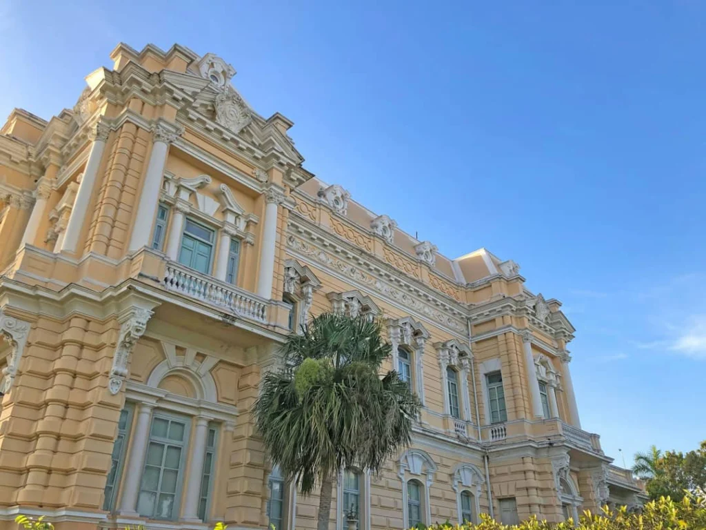 Sierlijke gevel van een negentiende-eeuws koloniaal herenhuis met een palmboom aan de Paseo de Montejo in Mérida