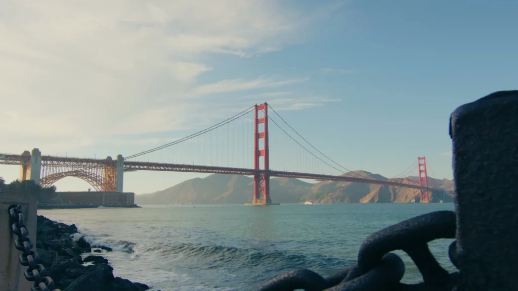De rode Golden Gate Bridge over de baai van San Francisco, gezien vanaf de rotsen bij Fort Point