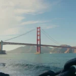De rode Golden Gate Bridge over de baai van San Francisco, gezien vanaf de rotsen bij Fort Point