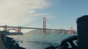 De rode Golden Gate Bridge over de baai van San Francisco, gezien vanaf de rotsen bij Fort Point